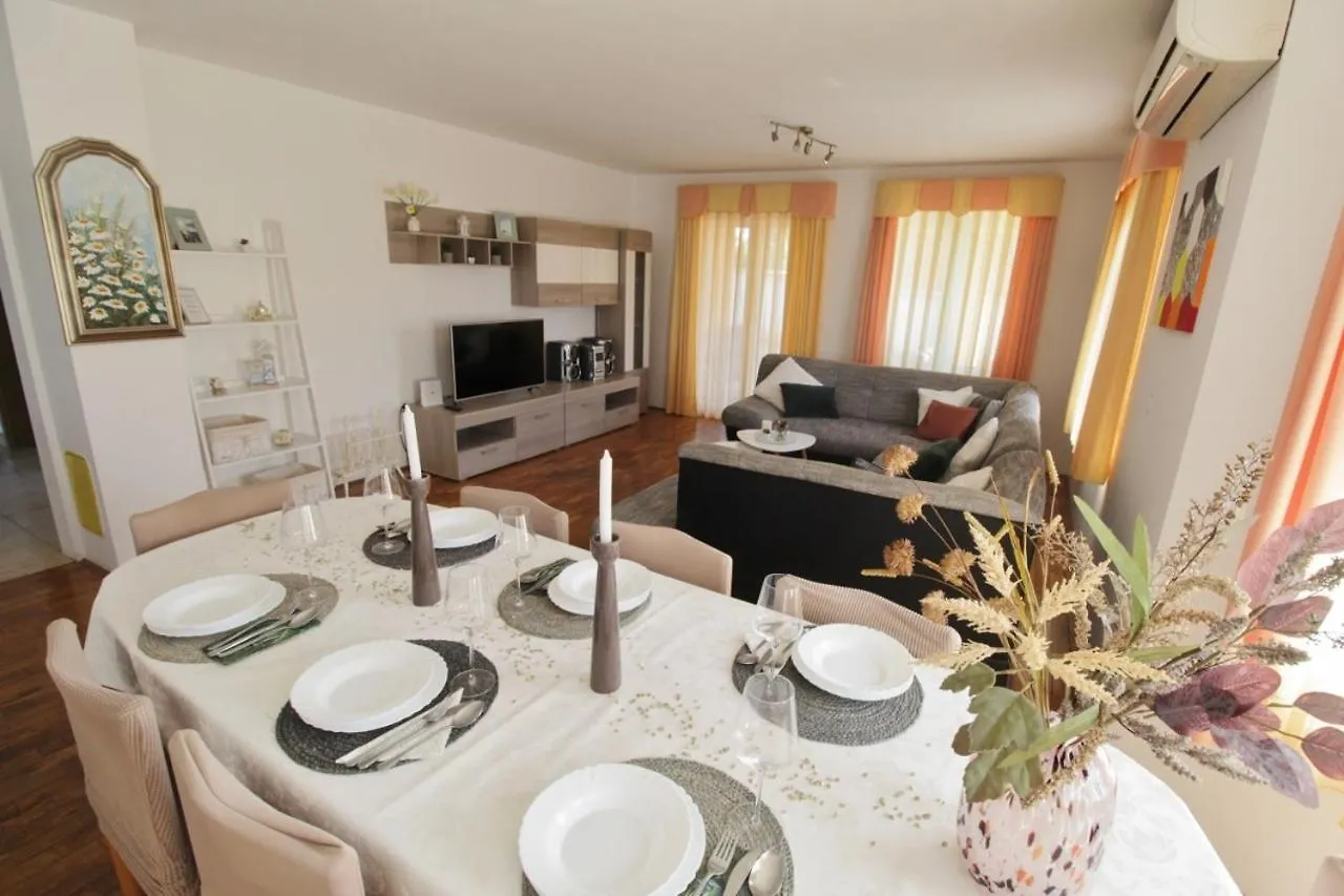 Holiday House Tina Savudrija 0*,
