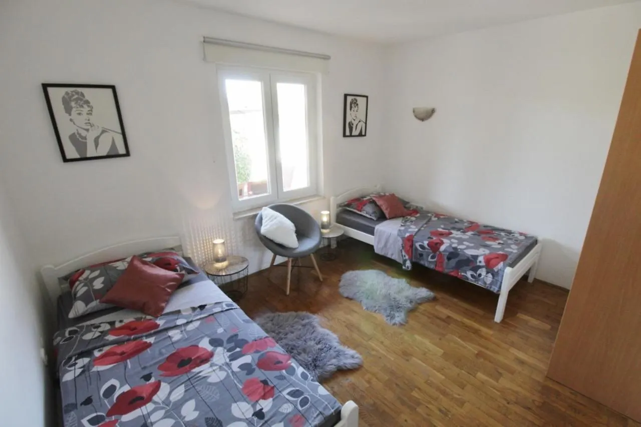 Holiday House Tina Savudrija 0*,