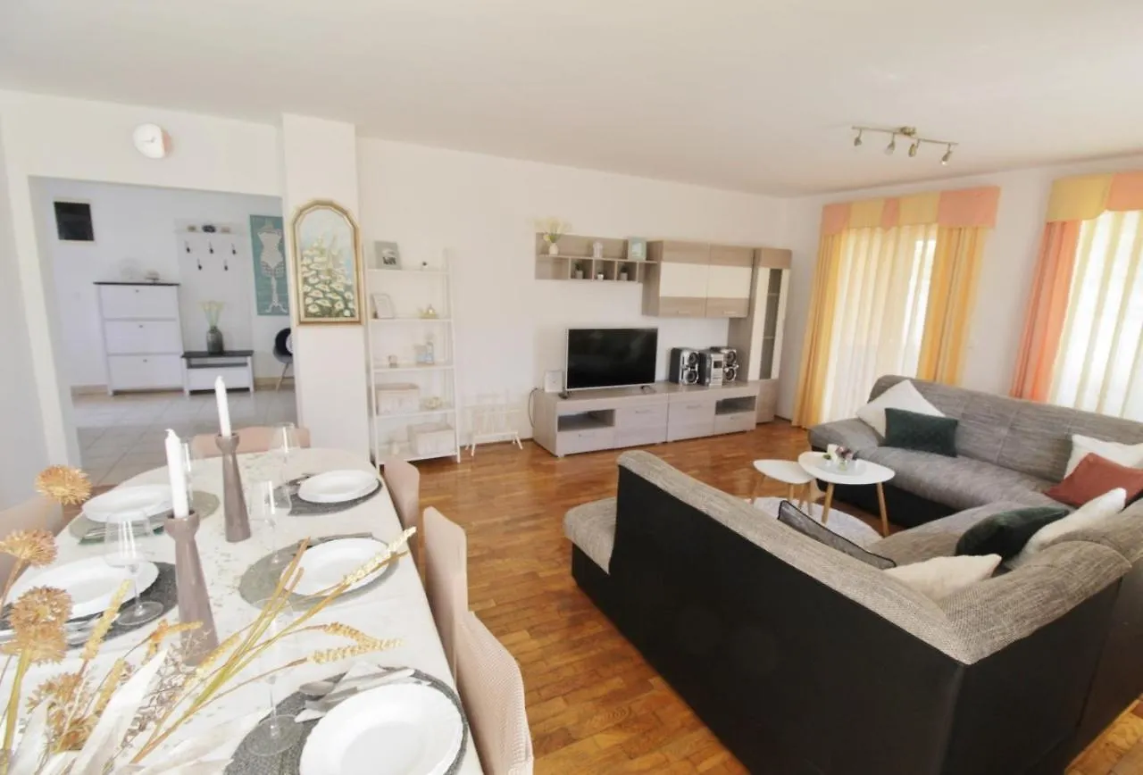Holiday House Tina Savudrija Kroatien