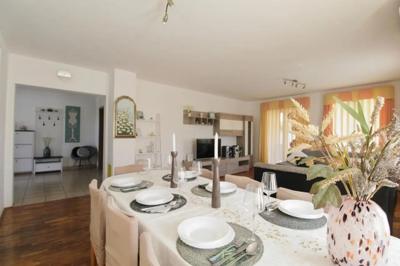 Holiday House Tina Savudrija 0*,  Kroatien