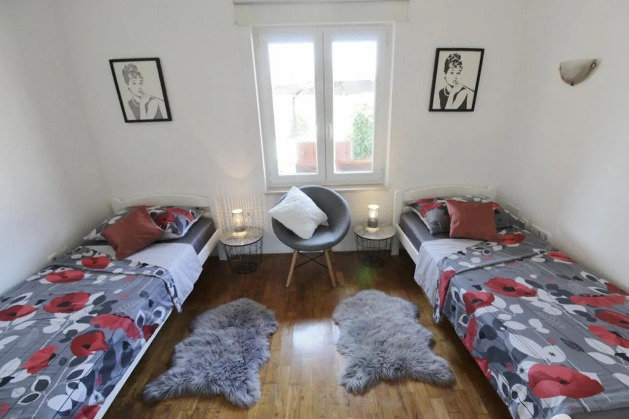 Holiday House Tina Savudrija 0*,